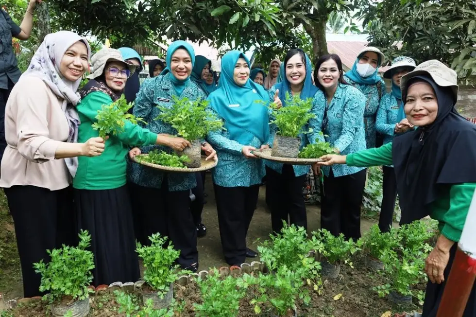 Kunjungan Tim verifikasi lomba Aku Hatinya PKK Kaltim 2025 di Kelurahan Bukit Merdeka Kecamatan Samboja Barat. (prokom)