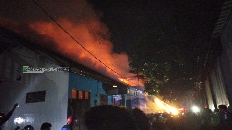 Bangunan yang terbakar di kawasan Jl Marsda A Saleh (eks Kehewanan). (Foto: Rahmat Surya/Korankaltim.com)