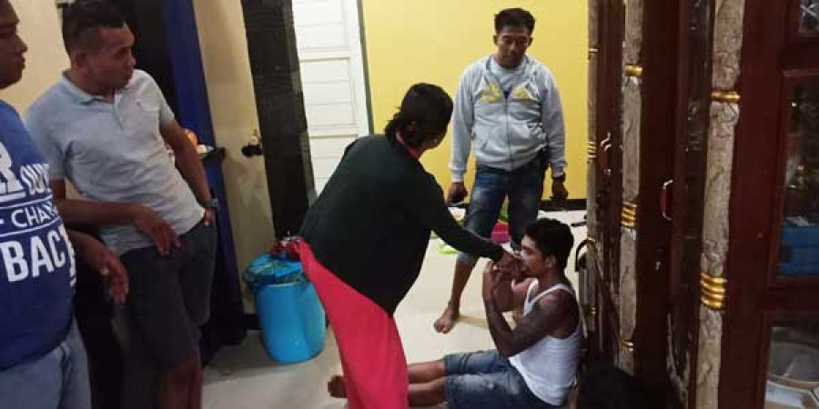 GELEDAH: Aparat melakukan penggeledahan di rumah tersangka untuk mencari barang bukti lainnya.
