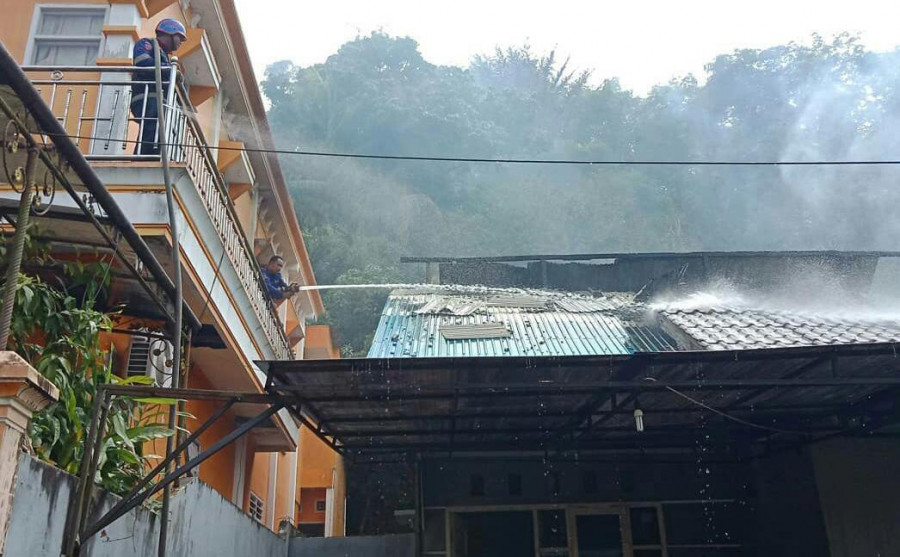Petugas saat melakukan upaya pemadaman api pada musibah kebakaran Jumat (25/10) pagi tadi di Jalan Bung Tomo. (Foto: Disdamkar Samarinda)
