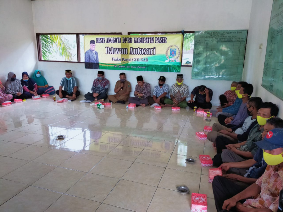 Ihkwan Antasari Saat melaksanakan Reses di Desa Suatang Kecamatan Pasir Belengkong. ( Foto : Dwi Cahyo / Korankaltim.com )