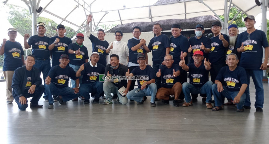 Alumni IA-KPMKT foto bersama setelah sehari penuh bersilaturahmi dengan berlomba main kartu domino di Samarinda Senin (12/9/2022) hari ini. (Foto: Aspian/Korankaltim.com)