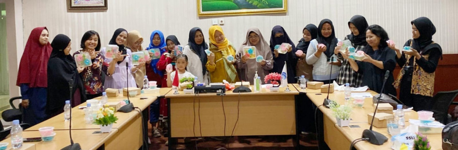 Dharma Wanita Balmon SFR Samarinda bersama pemateri usai menggelar workshop pudding art lalu. (Foto: Istimewa)