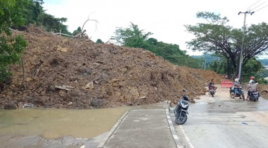 Kondisi jalan tertutup meterial longsor (Claudius Vico/Korankaltim.com)