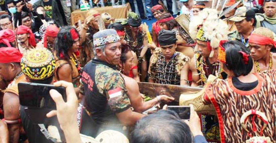 RITUAL MANDAU: Sebuah ritual tradisional berupa ritual mandau menjadi penutup Festival Mahakam. Kegiatan ini diproyeksikan dapat meningkatkan arus kunjungan wisatawan ke Samarinda. ( santi / korankaltim)