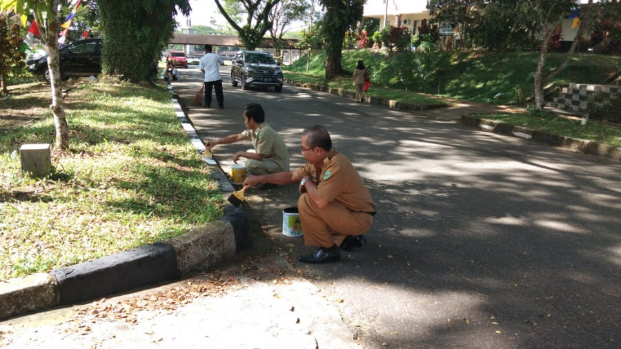 Disperkimtan Kubar bersama beberapa OPD di Kutai Barat melakukan pengecatan trotoar dan membersihkan lingkungan guna menyukseskan Harganas ke 26 Tingkat Kaltim. (Handayan/KoranKaltim.Com)