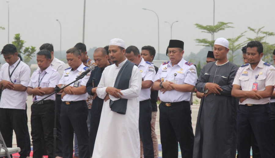 Pihak Bandara APT Pranoto Samarinda bersama masyarakat menggelar salat Istiqsa, memohon turunnya hujan. Akibat kabut asap, puluhan jadwal dari dan menuju APT Pranoto terganggu. ( Foto: Rusdi/korankaltimcom