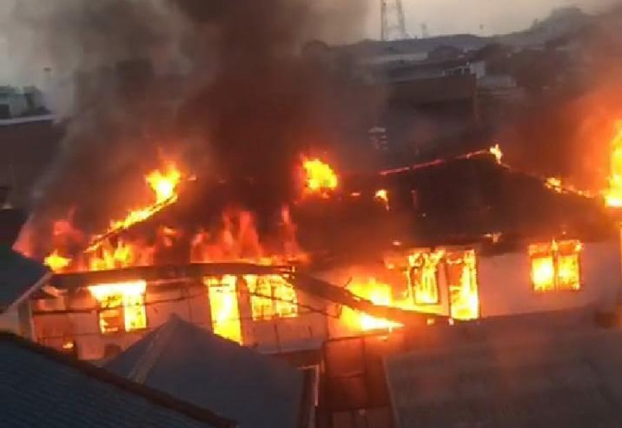Rumah kosong dan lama tak ditempati, tiba-tiba terbakar, Rabu (20/7/2022) sekitar pukul 06.00 WITA di Jalan Dr Sutomo. (Foto:Istimewa)