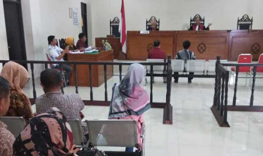 Terdakwa management tempat karaoke keluarga menjalani sidang ringan di PN Samarinda, Jalan M Yamin. Vonis yang diberikan hakim dinilai tak memberikan efek jera