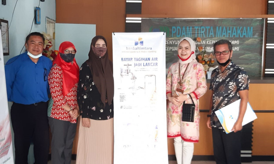 Penyerahaan berita acara promosi DG bankaltimtara melalui media x-banner kepada pelanggan PDAM Tirta Mahakam (Foto: Heri/korankaltim.com)