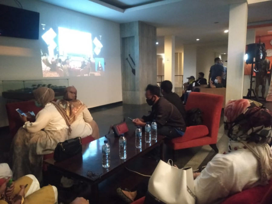 : Nonton Bareng Debat Kandidat Calon Walikota Bontang, 2020 Di Lobi Hotel Grand Mutiara. (Romi/korankaltim)