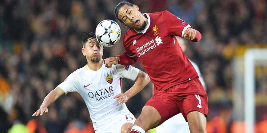 CUKUP IMBANG: Kerja lebih keras harus dilakoni bek Liverpool Virgil van Dijk (kanan) saat menghadapi AS Roma yang dikomando Kostas Manolas di Olimpico. (dailymail)