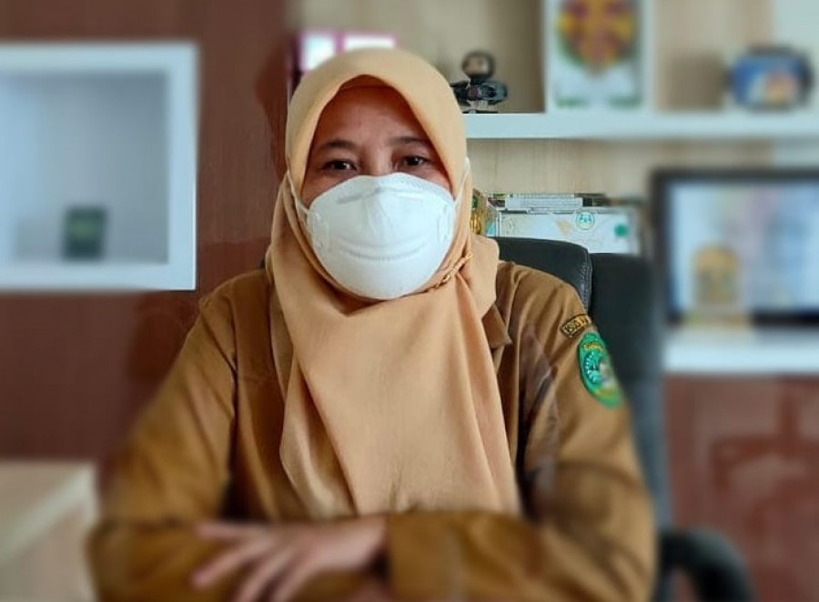 Kepala Dinkes Kukar, Martina Yulianti (Heri/korankaltim.com) dan kurva data angka penyebaran Covid-19 (Foto: dok. DinkesKukar)