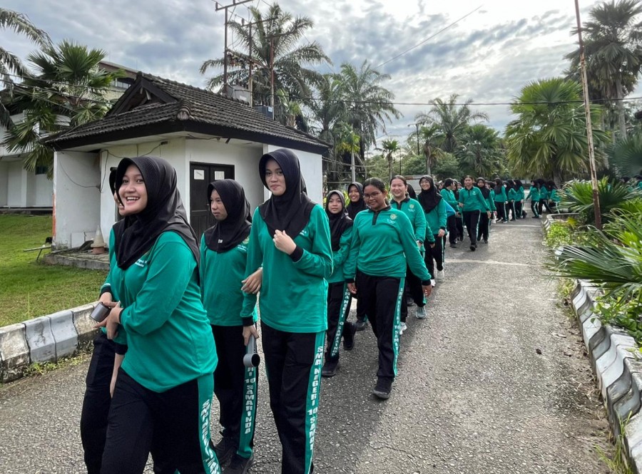 Kegiatan Jalan sehat di SMAN 10 Samarinda. (Foto: Ayu/Korankaltim.com)
