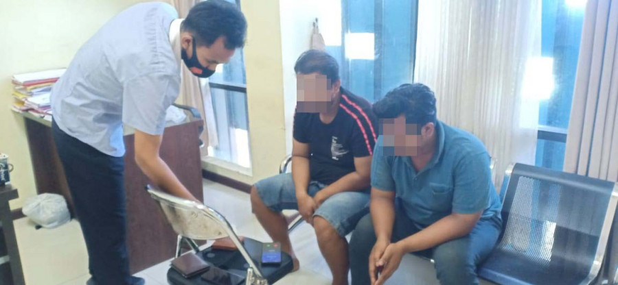 Kedua pelaku saat diamankan oleh tim opsnal sat rresnarkoba polres Kutim. (foto: ist/Polres Kutim)