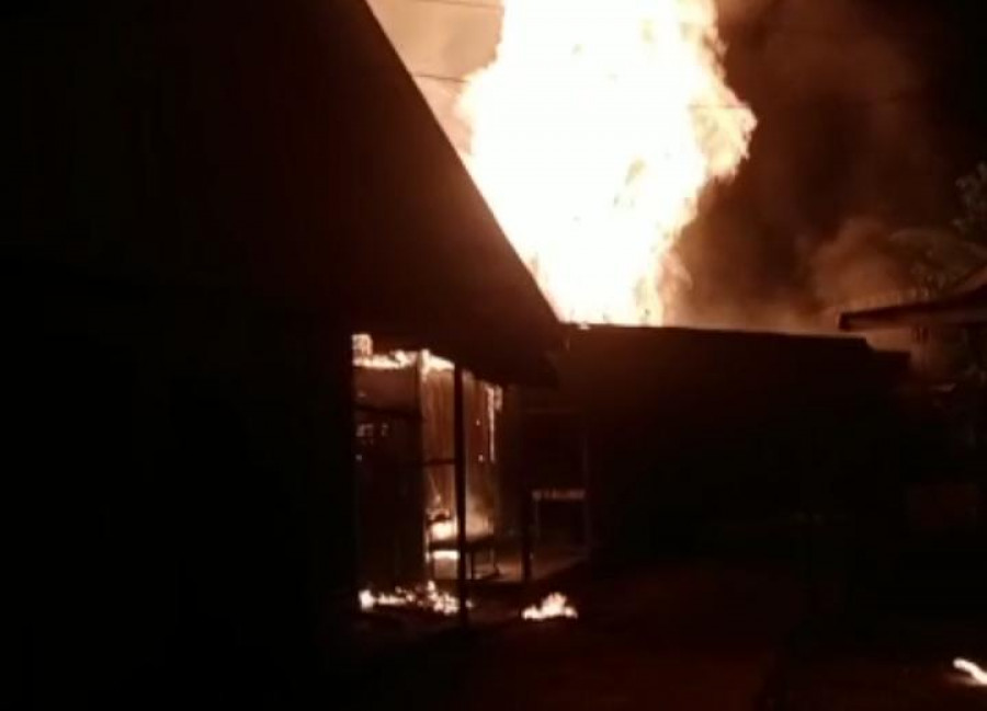 Api yang berkobar di salah satu rumah milik warga di km 1 Loa Janan Ilir, Rabu (6/7/2022) tengah malam tadi.(Foto:Istimewa)