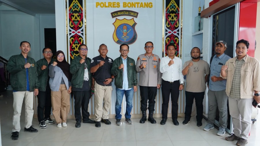Jajaran pengurus PWI Bontang bersama dengan Kapolres sehabis auidensi (Dok. Polres Bontang)