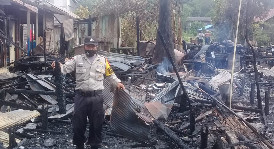 Anggota Polsek Sebulu saat mengambil kayu yang terbakar, sebagai barang bukti. (Foto: Polsek Sebulu)