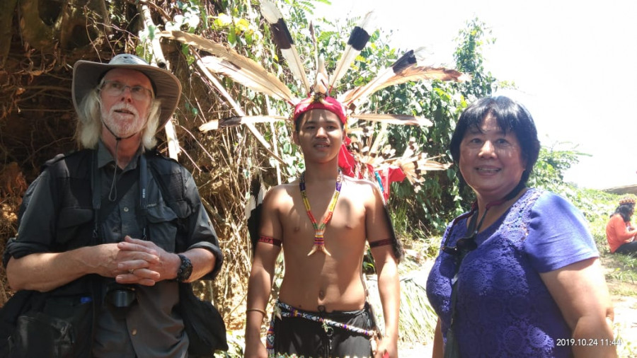 Mellbourne dan Maria saat berfoto bersama salah satu peserta Festival Hudoq Cross Border di Mahakam Ulu. (Handayan/KoranKaltim.Com)