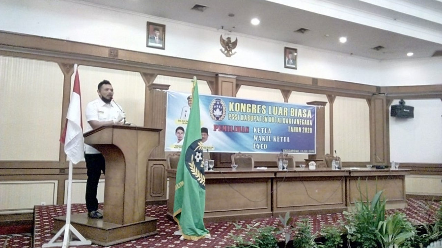 Ketua KONI Kukar Saat Memberikan Sambutan dalam Kongres Luar Biasa yang Dihadiri Bupati, Wabup Asprov PSSI dan perwakilan Klub dan Instansi Mitra PSSI Kukar (foto: Heri/korankaltim.com)