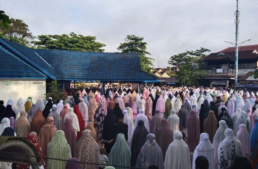 Pelaksanakan ibadah salat Id di lapangan terminal Pasar Tangga Arung Kecamatan Tenggarong pada Jumat (21/4/2023). (Foto: Dok.Korankaltim.com)