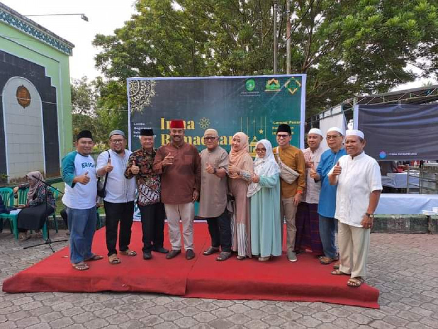 Panitia Festival Ramadan foto bersama Bupati Kukar Edi Damansyah usai pembukaan kegiatan beberapa waktu lalu di Masjid Agung Tenggarong. (dok)
