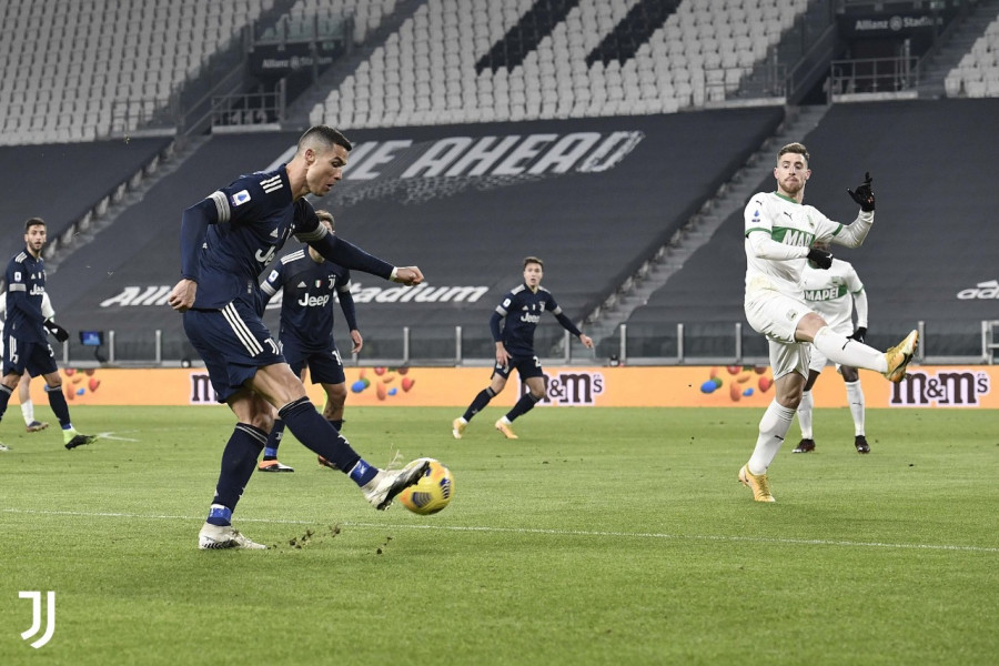 Aksi Cristiano Ronaldo saat membela Juventus menghadapi Sassuolo dini hari tadi. (sportsmenspottwitter)
