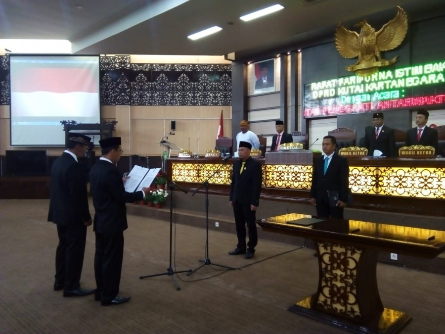 Pembacaan Fakta Integritas dua Anggota DPRD yang dilantik.