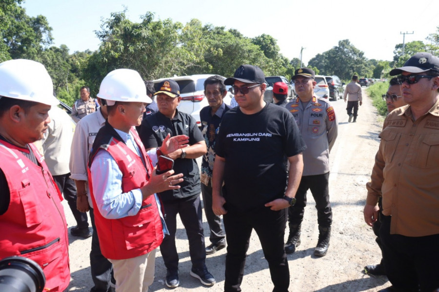 Bupati Kukar Aulia Rahman Basri melakukan monitoring dan evaluasi pembangunan infrastruktur jalan di Wilayah Hulu. (Foto: Prokom)