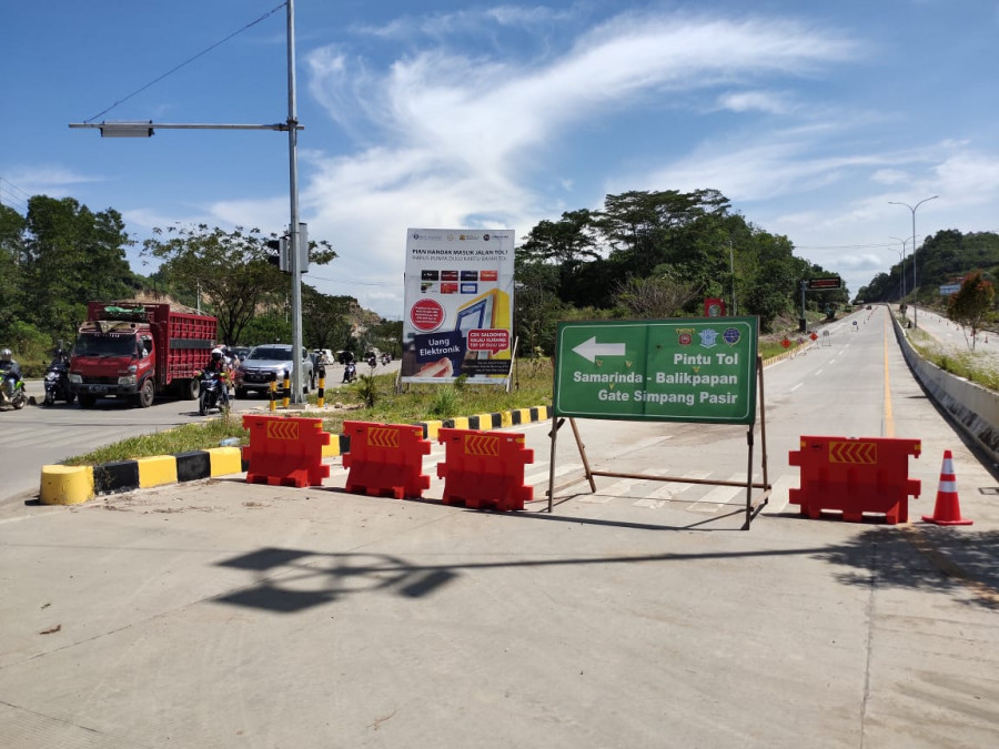 Jalur pendekat menuju pintu tol Balsam tak bisa dilewati untuk sementara waktu (Fairus/ Korankaltim.com)