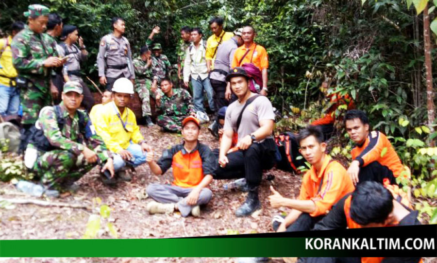 pencarian : Tim SAR gabungan masih melakukan pencarian terhadap karyawan yang tersesat di hutan. (Foto: Imran/korankaltim.com)