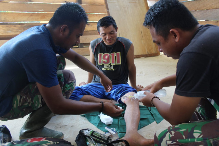 Tim keslap saat menangani luka yang diderita oleh Bapak Alwi. (Kodim 0912/KBR).