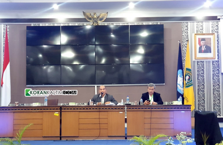 Sekretaris Senat Unmul, Nataniel Tandirogang usai Rapat Senat Tertutup penentuan 3 calon Rektor Unmul. (Foto: Permata/Korankaltim.com)