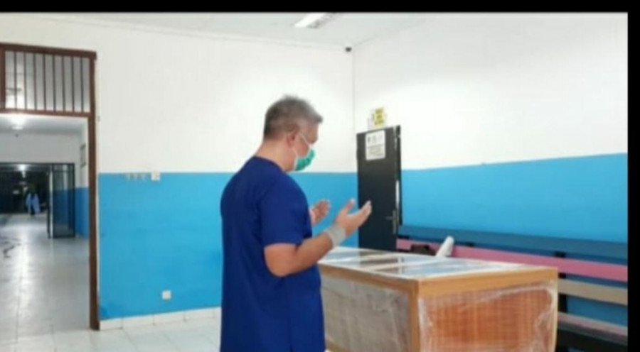 Dirut RSUD AW Syahrani, David Harjadi Mashoer saat mendoakan jenazah salah satu staffnya yang wafat di RSUD AW Syahrani (Istimewa)