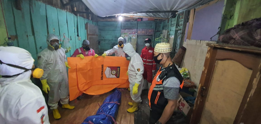 Sofyan Noor (37) yang ditemukan tak bernyawa di rumahnya dan telah dievakuasi dari tim inafis Polresta Samarinda, dibantu anggota relawan.(Foto: Ist)