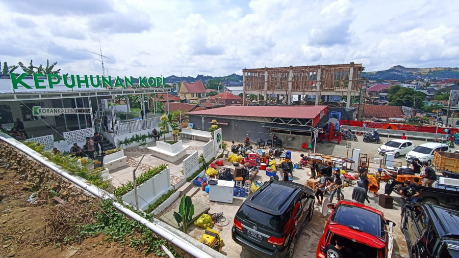 Para Karyawan Kepuhunan Kopi melakukan pemindahan barang ke mobil untuk di angkut. (Foto: Rahmat Surya/Korankaltim.com)