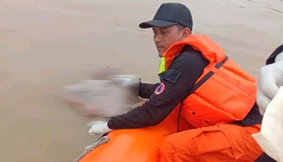 Tim SAR saat mengevakuasi jasad korban yang tenggelam di sungai mahakam (ist)