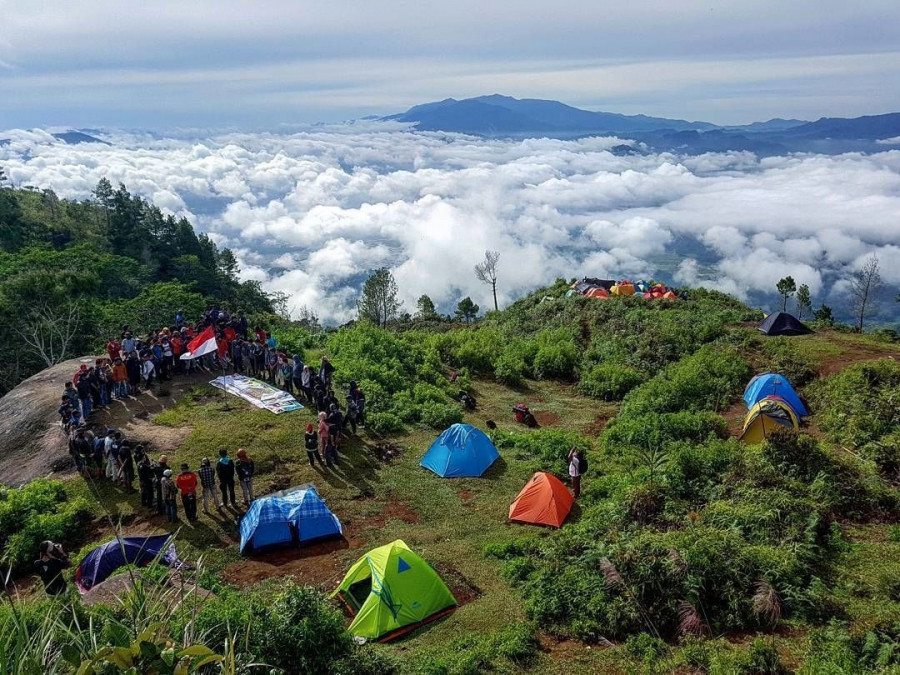 Gunung Bawakaraeng di Gowa, lokasi yang dijadikan upacara HUT RI hari ini dan merenggut nyawa satu pendaki. (idntimes)