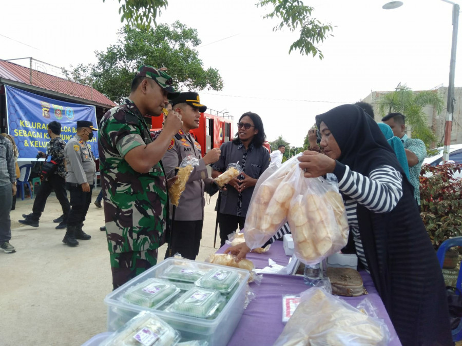 Warga kampung tangguh anti narkoba yang diberikan kesempatan dalam pengutan ekonomi, menjual hasil olahan sendiri. (Foto:Nancy/korankaltim.com)