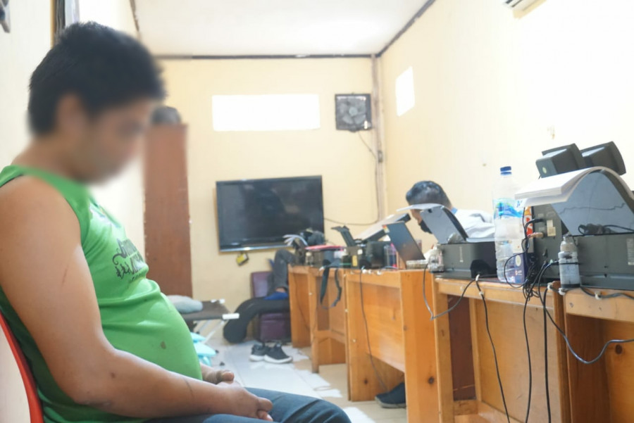 Salah satu pelaku Suyanto (36) yang diamankan polisi dan sempat jadi amukan warga.(Foto:Nancy/korankaltim)