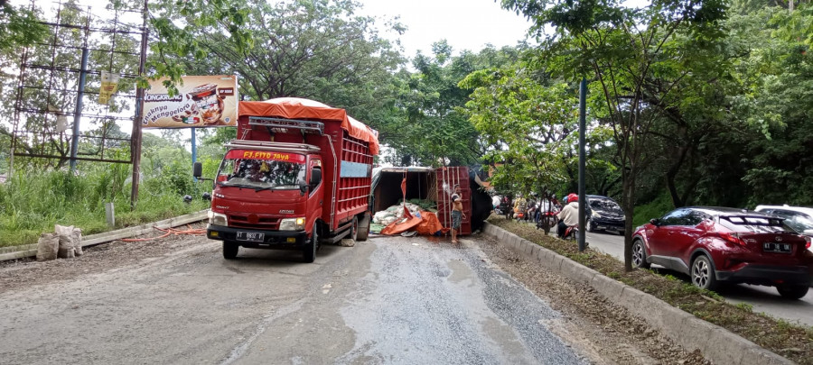 Truk bermuatan beras yang terguling di tanjakan Bukit Pinang sore tadi (ist)