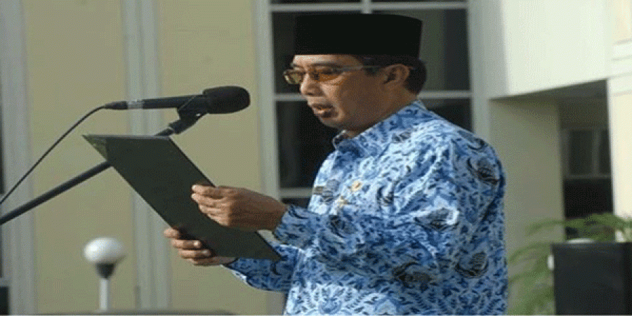 Sekda Kukar Marli membacakan sambutan Mendari Tjahjo Kumolo saat apel peringatan 22 tahun otonomi daerah.