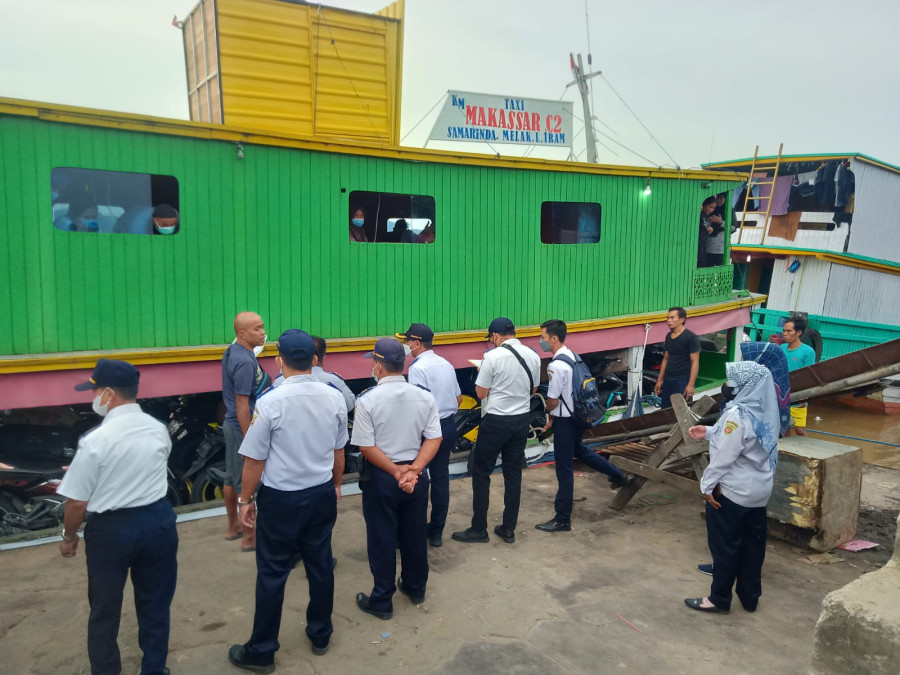 Pemeriksaan kapal di Pelabuhan Sungai Kunjang (Claudius Vico/Korankaltim.com)