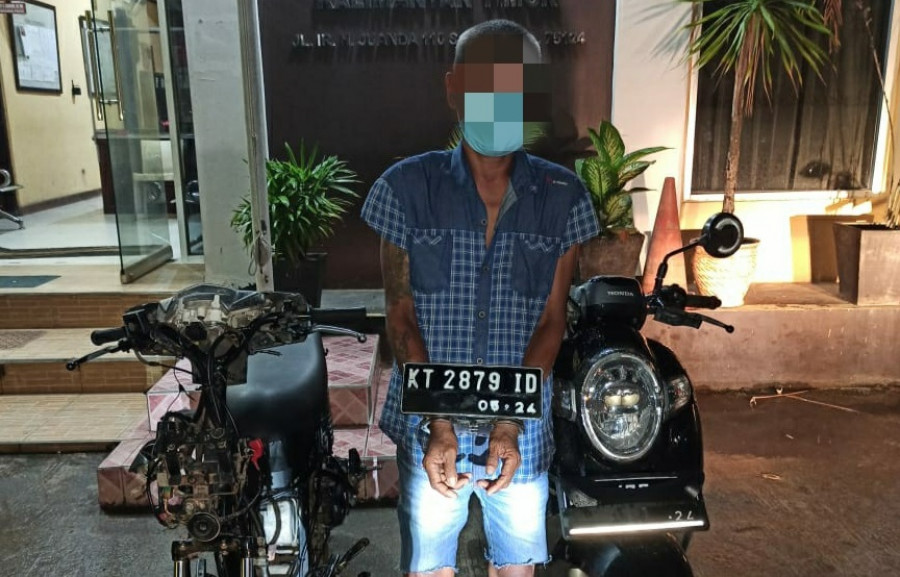 Salah satu tersangka yang diamankan bersama dua unit sepeda motor hasil curian. (Foto: Istimewa)