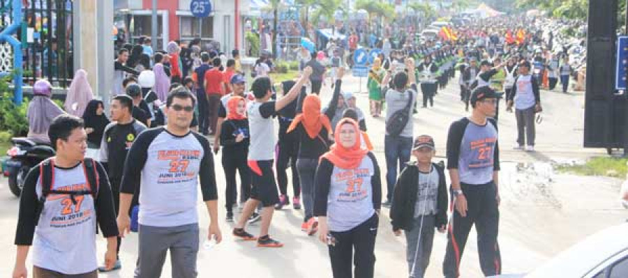 JALAN SEHAT: Ketua KPU Kaltim M Taufik (tengah) didampingi dua komisioner KPU Kaltim Ida Farida dan Syamsul Hadi mengikuti jalan santai. (sabri / korankaltim)