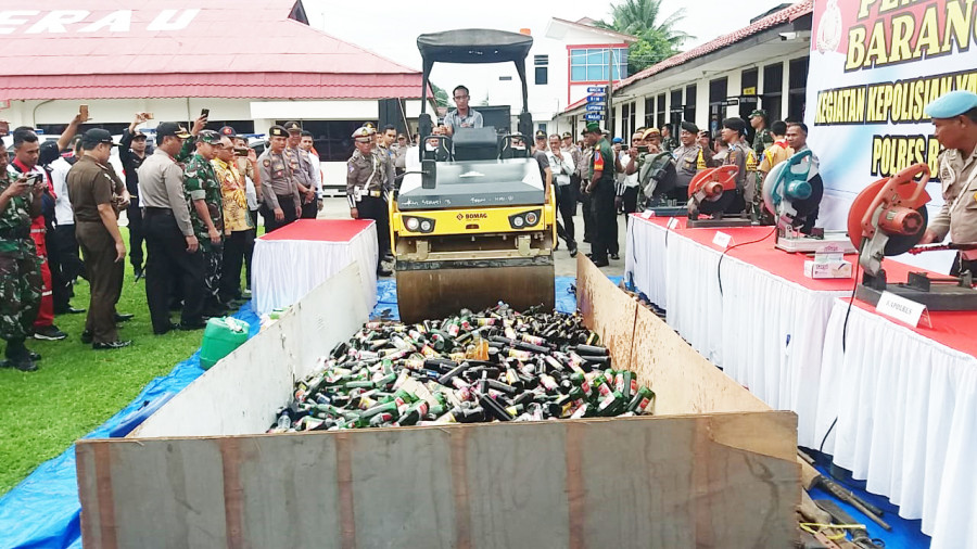 Pemusnahan barang bukti Miras ( indra / korankaltim)