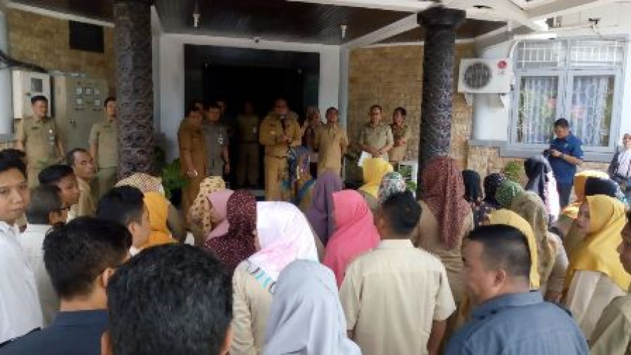 APEL: Sebelum menggelar sidak ke sejumlah OPD, Wabup Kasmidi Bulang mengabsen sejumlah pegawai di Setkab Kutim terlebih dahulu