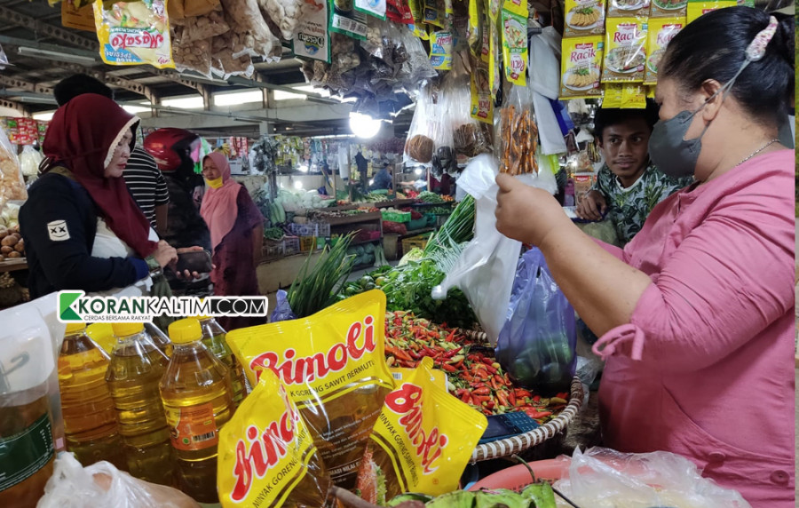 Minyak goreng menjadi salah satu kebutuhan pokok masyarakat. (Foto: Rama/KoranKaltim.com)