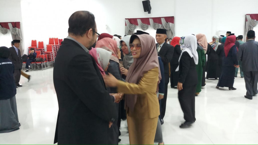 Wali Kota Bontang Neni Moerniaeni menyalami pejabat ASN yang Senin kemarin (06/01/2020) baru saja di lantik, di Pendopo Wali Kota Bontang. ( Foto: Olis/korankaltimcom)
