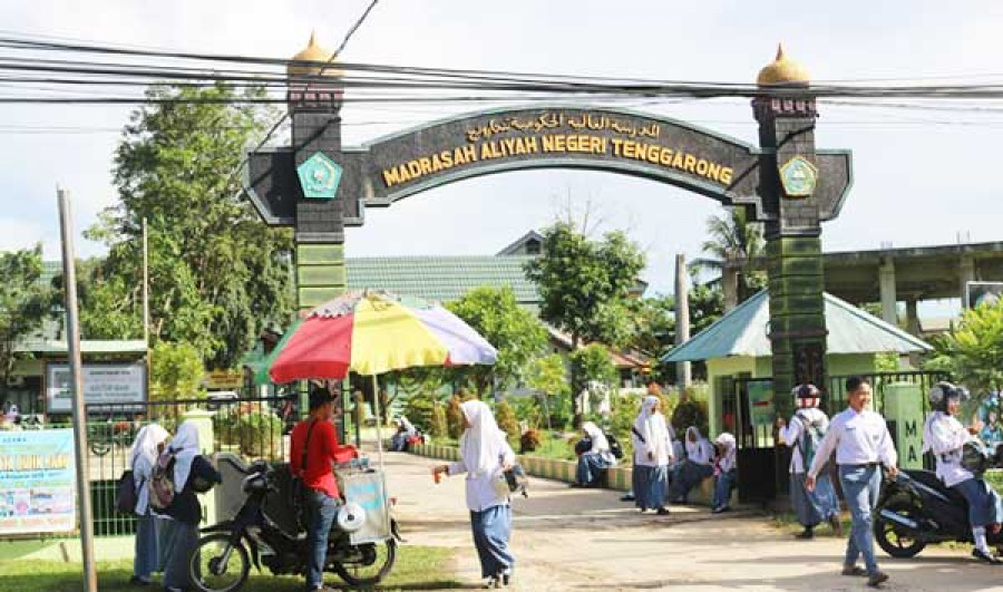 BAYAR IURAN: Orang tua murid baru MAN 2 Kukar mengeluhkan dimintai uang iuran sebesar Rp300 ribu untuk menyediakan meja dan bangku baru ( istimewa)